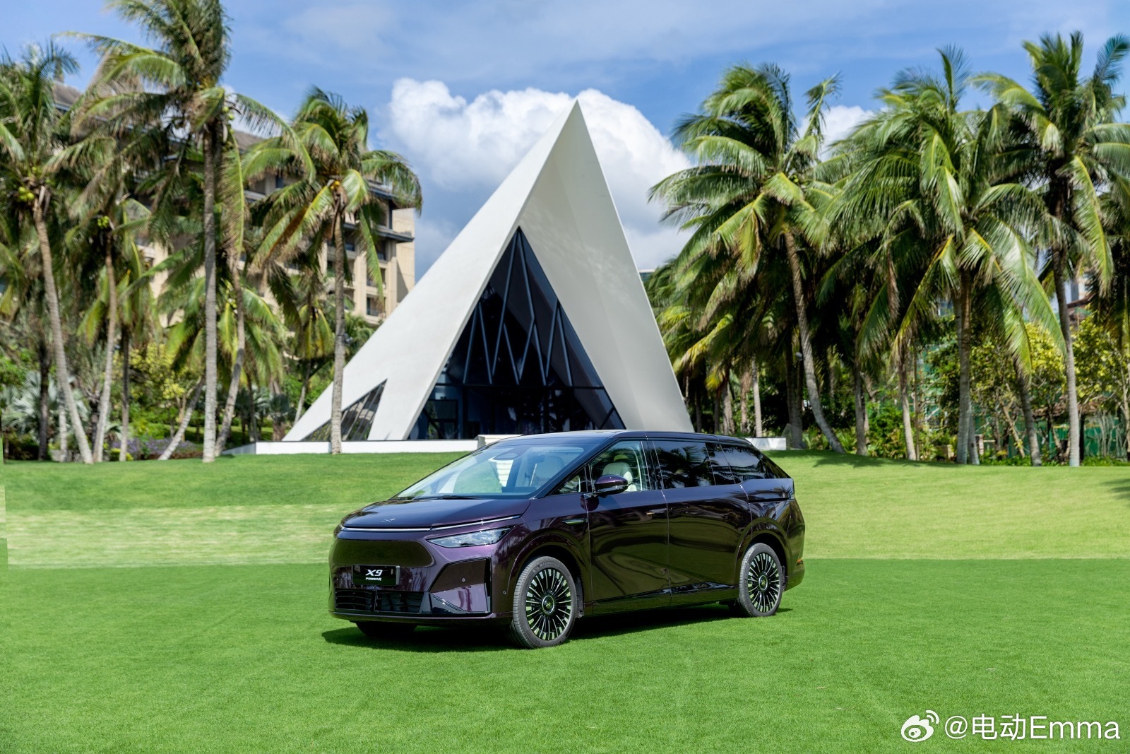 小鹏的科技日，由于女机器人、飞行汽车、Robotaxi等等大招太酷，以至于X9超