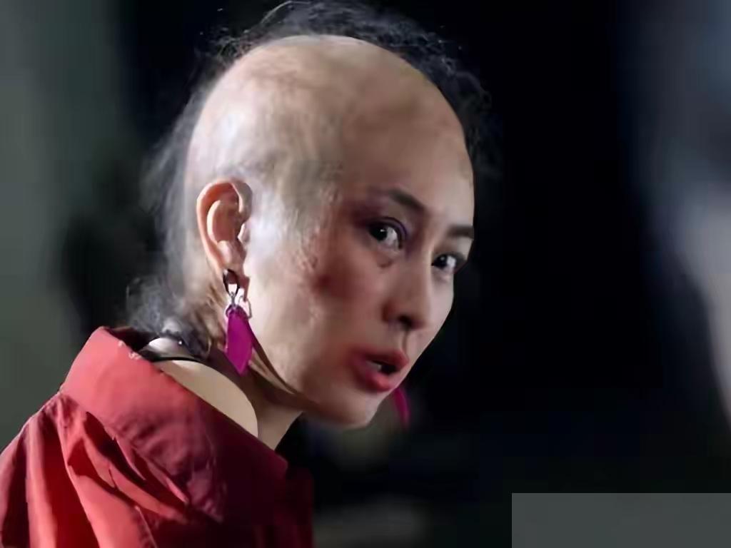 45岁的马苏这次在《将至》里是真的拼，直接剃掉一头长发以光头亮相，观众第一眼是被