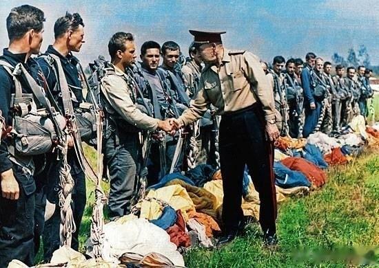 93年前，1930年8月2日，在苏联莫斯科军区的一次演习中，12名空降兵首次降落