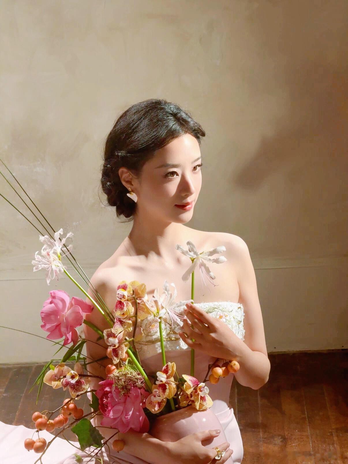 王小亿粉瓷美人王小亿以粉瓷为灵感打造国风造型，淡粉釉感裙身细腻温润，刺绣复刻瓷器