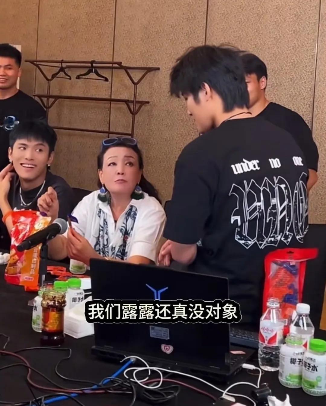 张兰做客小杨哥直播间，见到大杨哥，现场反应惊为天人还要把露露介绍给他！

在直播