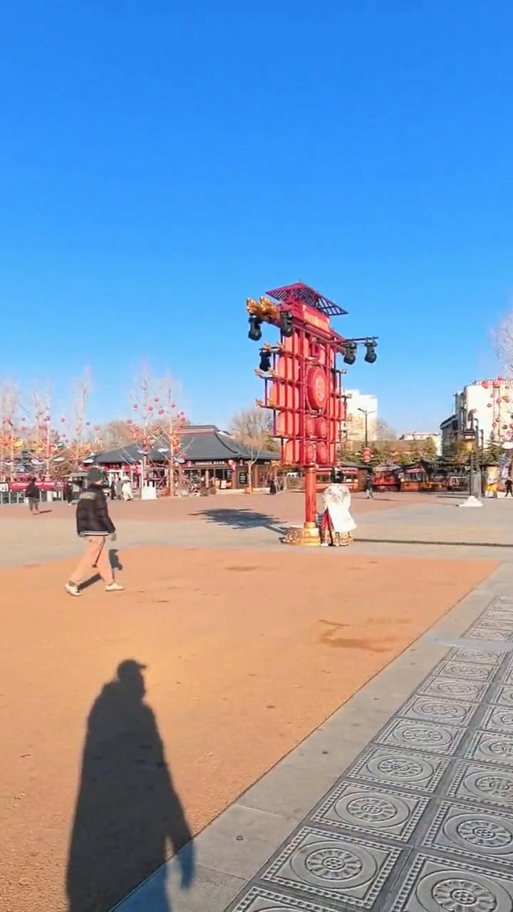 应天门广场，人们期待的东天山骆驼队没来。
1.6日洛阳应天门北广场很美。看看今天
