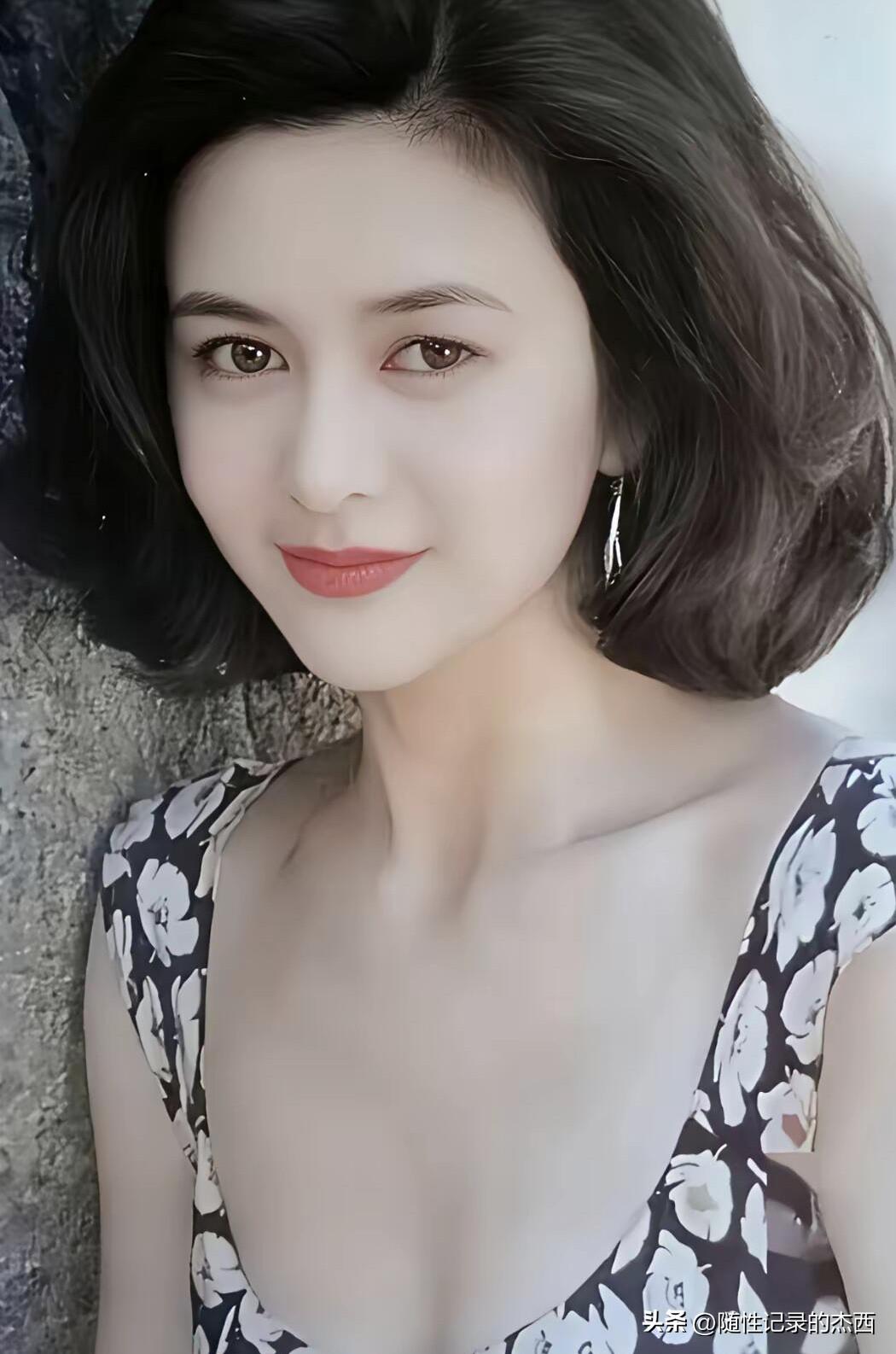在那个没有美颜和滤镜的年代，她的美是大气自然的美，简简单单化一下妆，穿搭得体大方