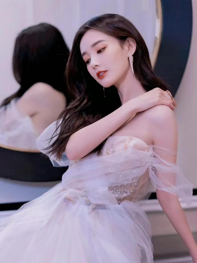 李一桐太不听劝了，非要穿这种露肩膀的纱裙，这离远了看就像没穿裙子似的。更任性的是