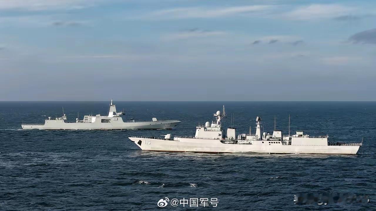 它们同框时：早期第三代驱逐舰和第四代的055万吨大驱！
图中的这两款驱逐舰应该是