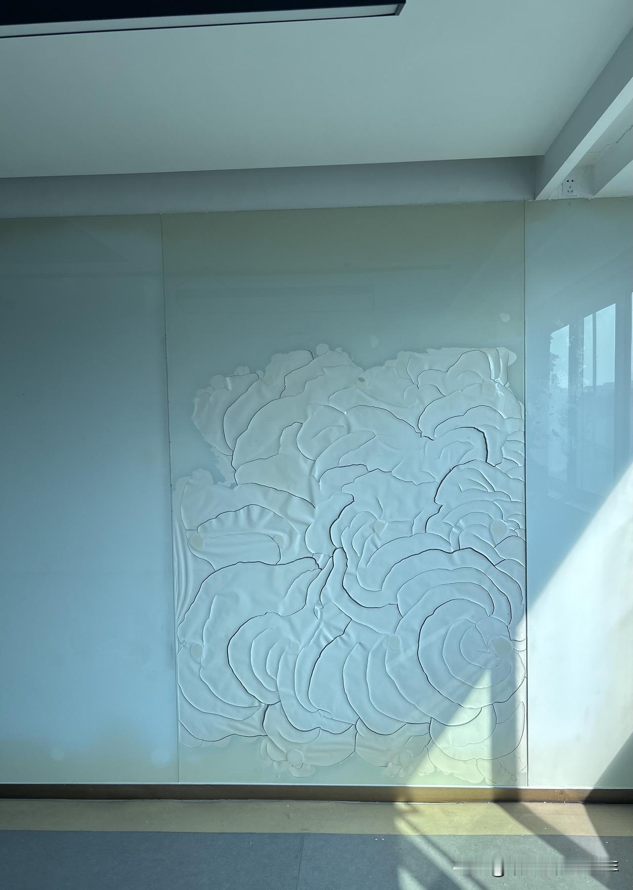 大自然的鬼斧神工，玻璃烤漆裂痕的艺术性还是挺强的。

今天被老板抓过来加班，测量