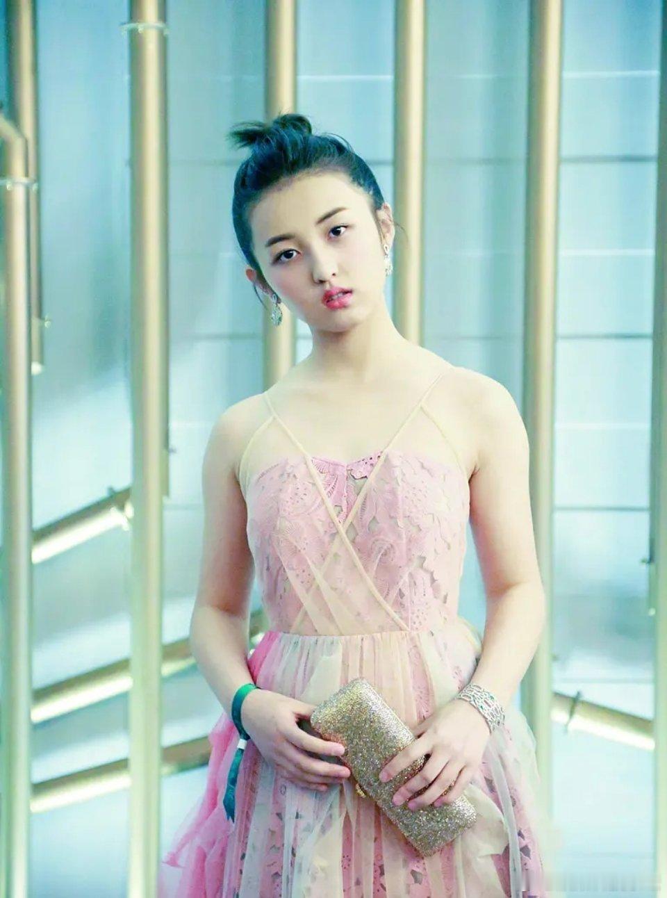 小个子要出时尚感，基本上就要瘦到极致，就如同当年周冬雨被问怎么瘦腿，她说就全身瘦
