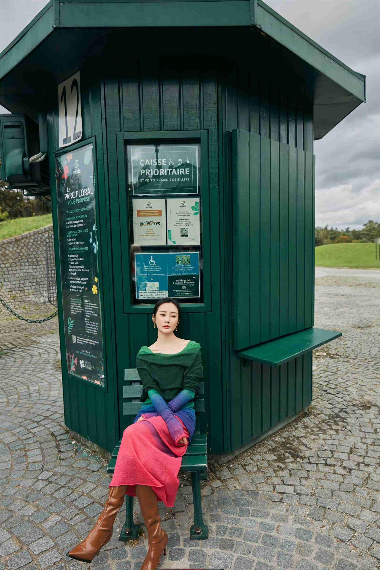 我的今日状态：😁轻松愉快
我这里的天气：☀️晴天
李纯巴黎时装周，红绿交织，盈