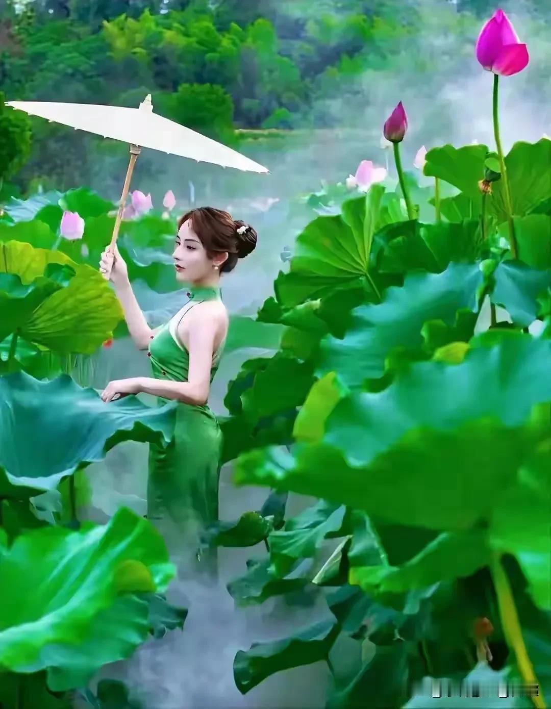 上联:笑语嫣然春风醉
下联:倩影蹁跹夏荷羞
横批:闭花羞月