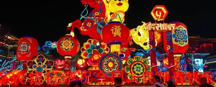 先随便发两张照片镇楼～图里是可爱的我、温柔的妈妈和帅气的爸爸啦。今天阳光正好，全