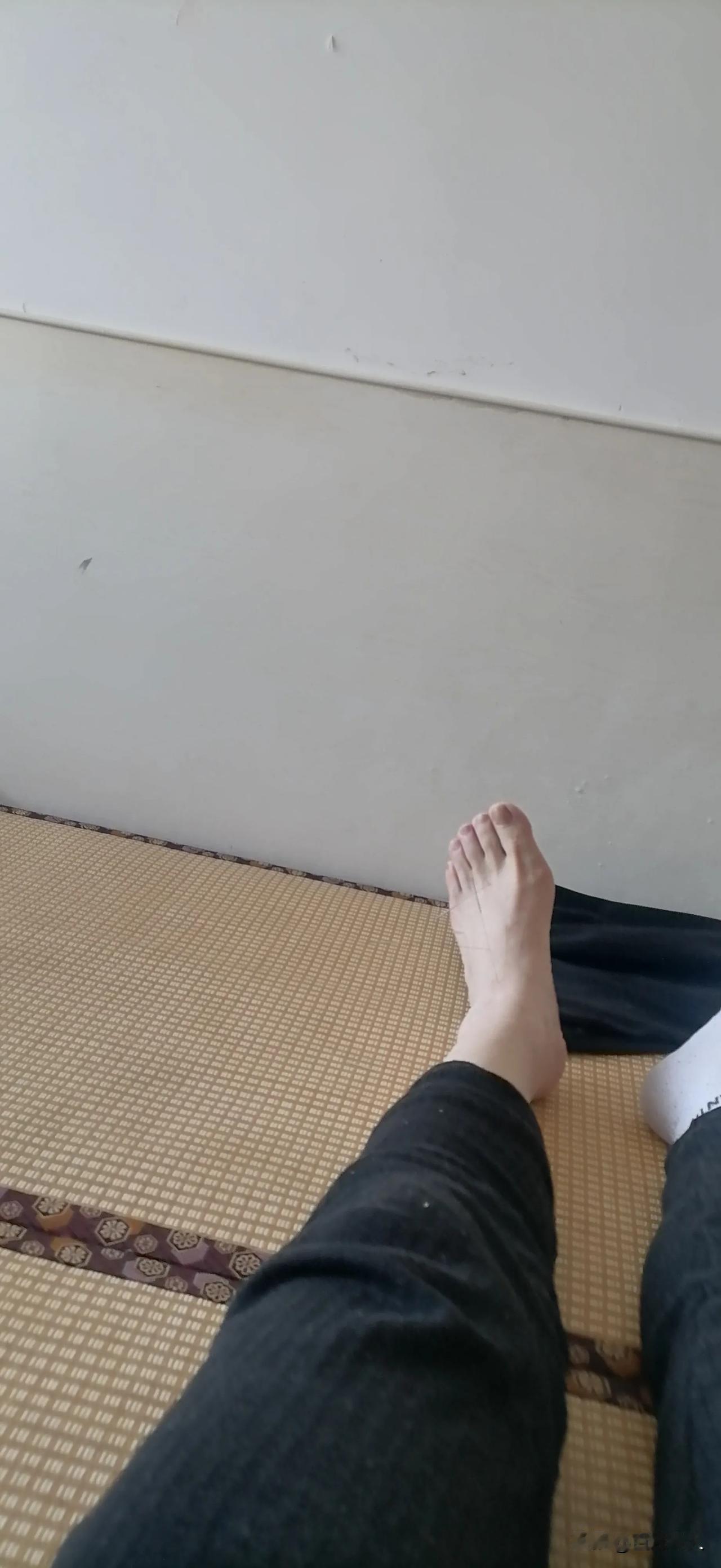 腰突卧床第十八天，推拿按摩针灸十五天，现在痛疼基本好转了，只是左腿脚背走路还有点