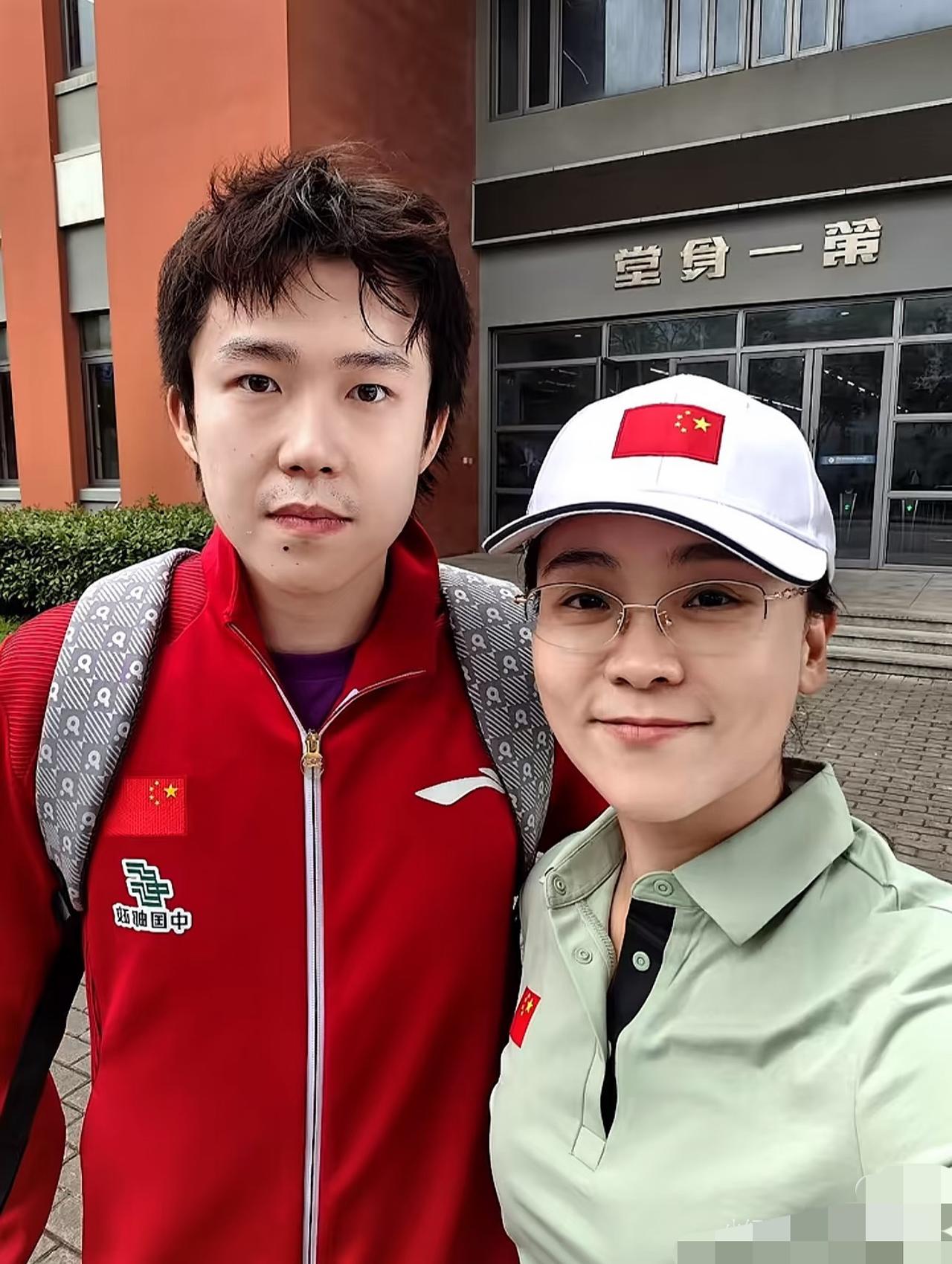 封闭训练中的孙颖莎和王楚钦状态不错，精神抖擞！
国乒主力队员到上海崇明岛封闭训练
