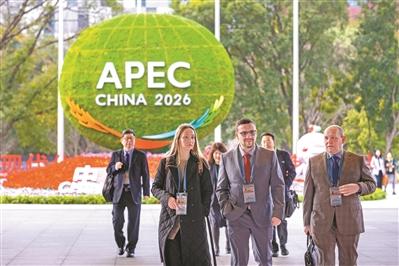 俄媒消息显示，特朗普对外表态，愿意在 APEC 峰会期间同中俄举行三方会晤。俄方