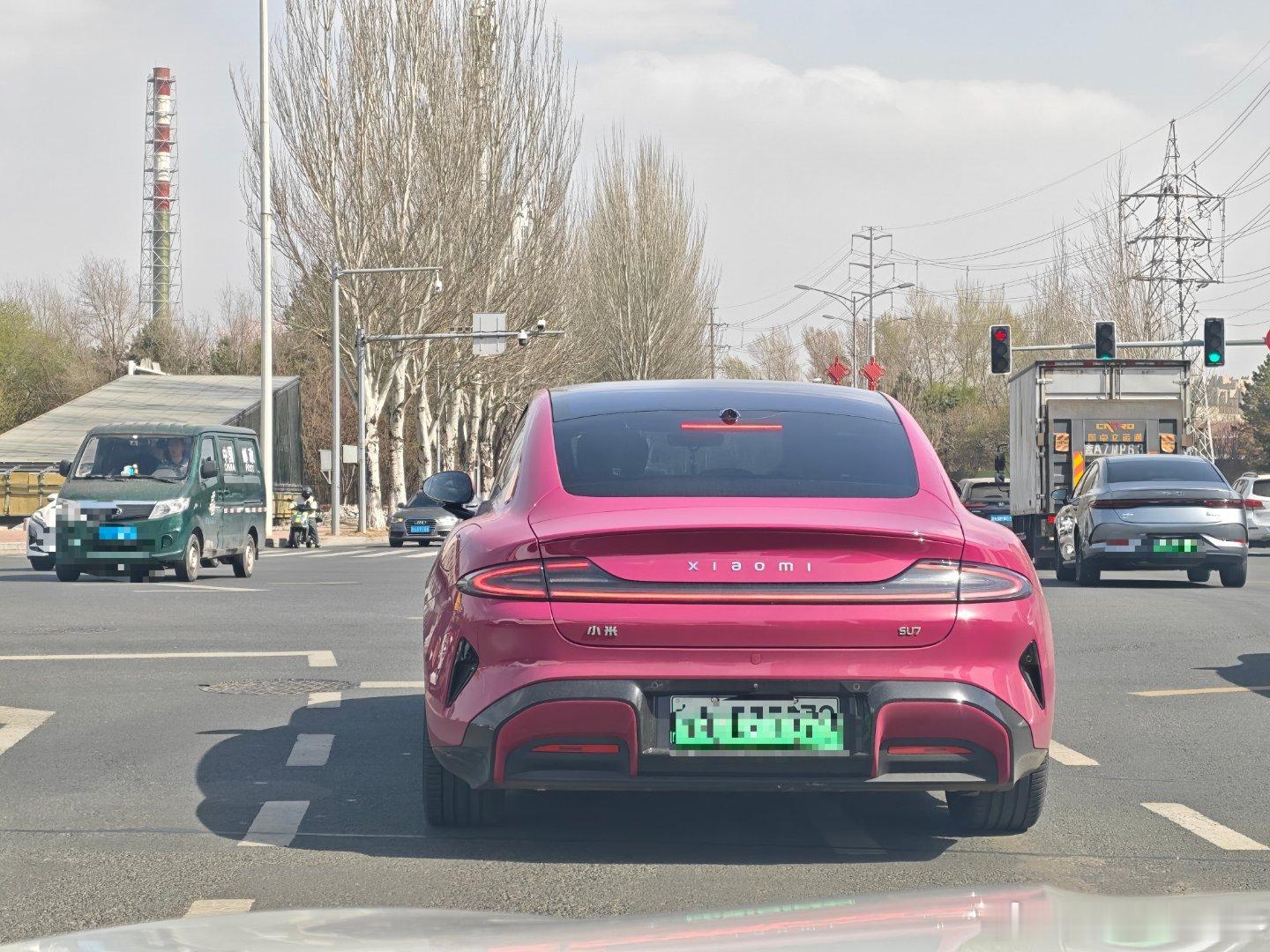 上一代小米SU7的璀璨洋红强光下真好看金属颗粒的分布极细腻，不同光线角度下会呈现