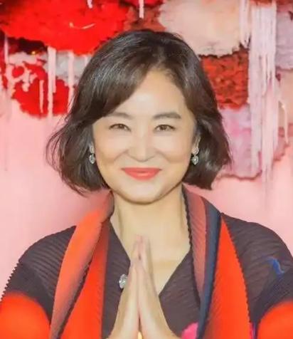 林青霞，冲上热搜。
7月20日，谢贤去世后，他的好友林青霞突然冲上了热搜。港媒曝