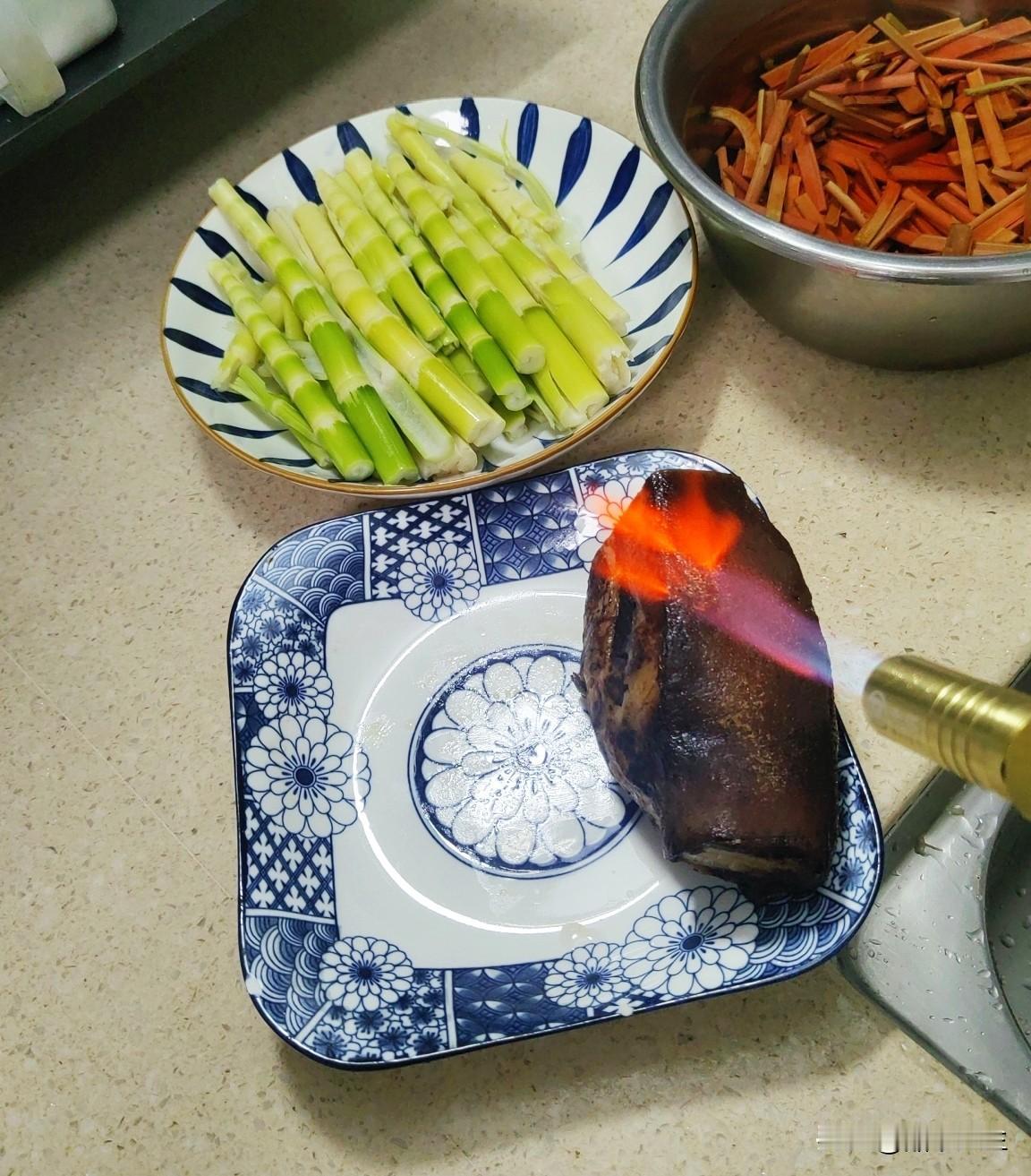 不知是不是上了年纪，渐渐开始不爱在外面吃饭，哪怕独自一人，也更愿意自己在家炒个菜