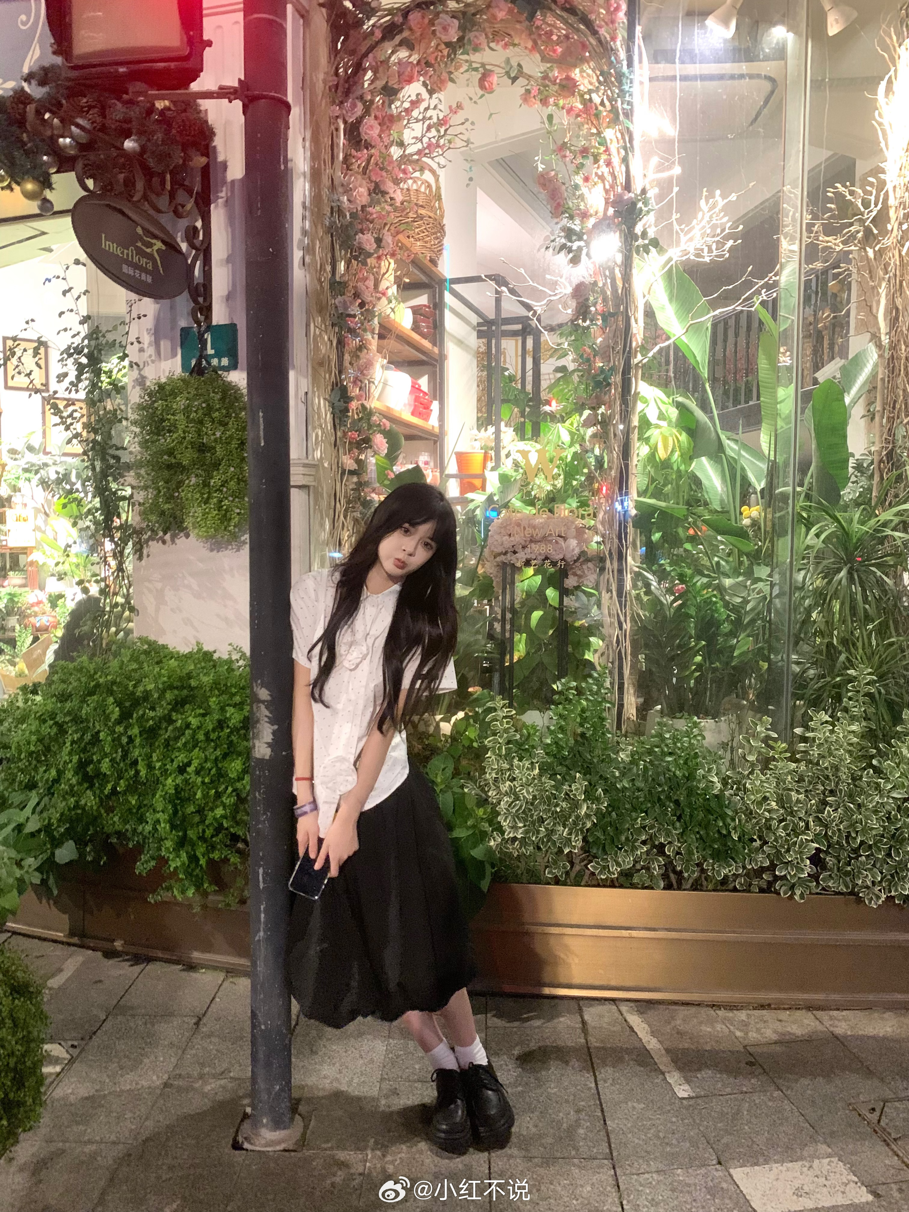 在花店门口💐 ​​​