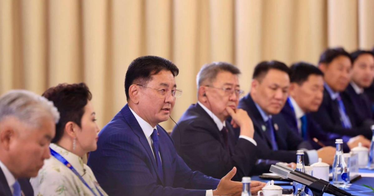 蒙古国总统任期不足一年，急于在上合峰会期间与中方敲定七项重大合作。
 
在邻国面