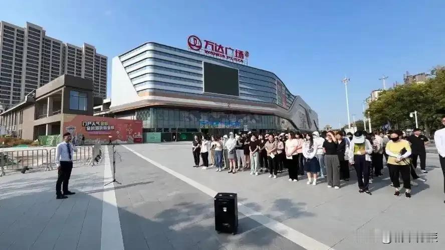 泾阳和三原在陕西县城里面算是发展比较好的，两个县城都有万达广场。
泾阳和三原都属