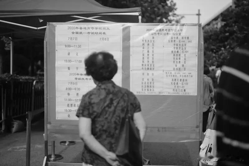 说起79年高考印象太深，考场上重感冒缠身，难受得直想离场。咬着牙撑完所有科目，没