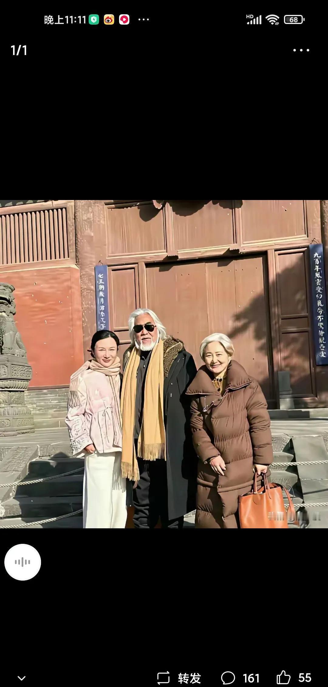 张纪中和岳母同框，她身穿旗袍，状态好到让人以为是张纪中同辈人。
这岳母可比他小1