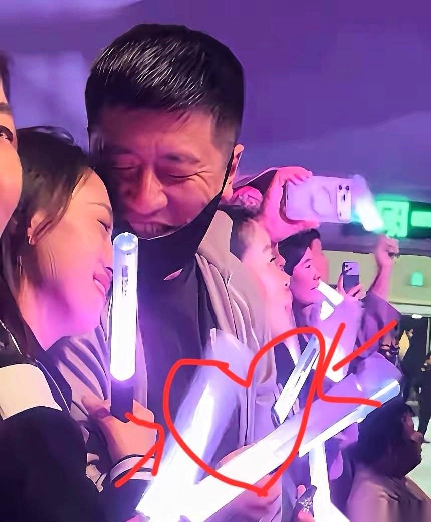 陪老婆看个演唱会，差点被全网“游街示众”。
就因为一张照片，一张看不清脸的背影，