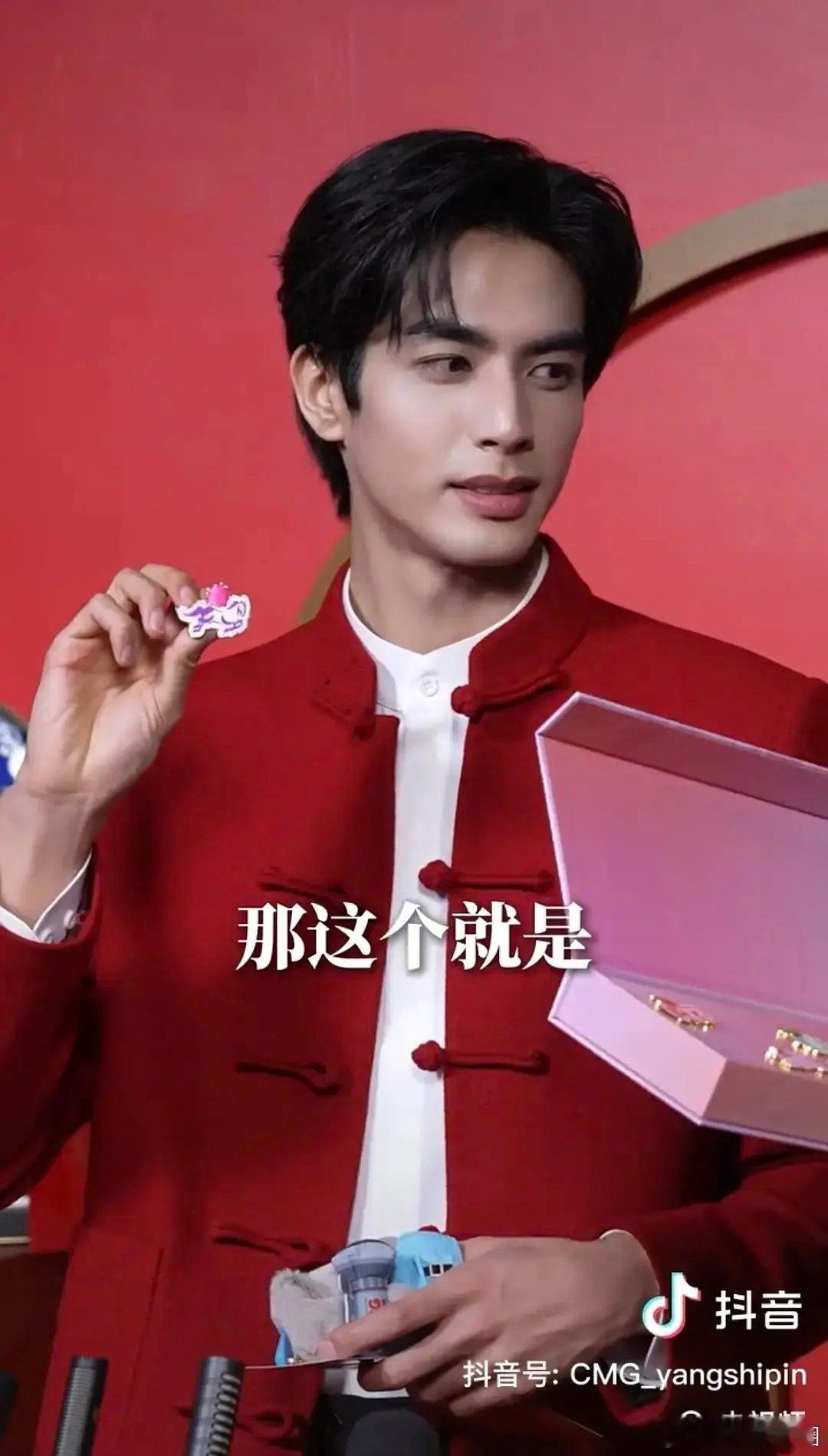 宋威龙春晚妆造 这次造型贴合本人吗？ 