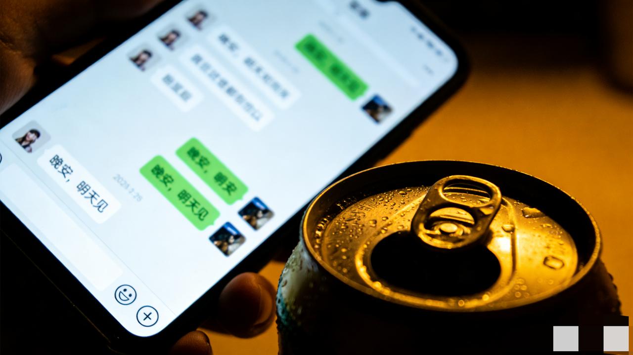 《深夜私信：319个男生的沉默时刻》

凌晨两点收到条私信："哥，她总说我不够浪