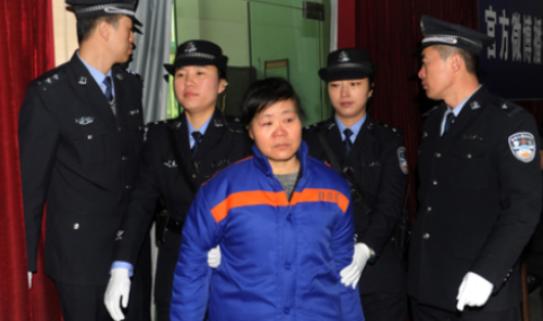 一个产科副主任，干了三十年妇产科，群众口中的"好大夫"。谁敢信，她转头就把刚出生