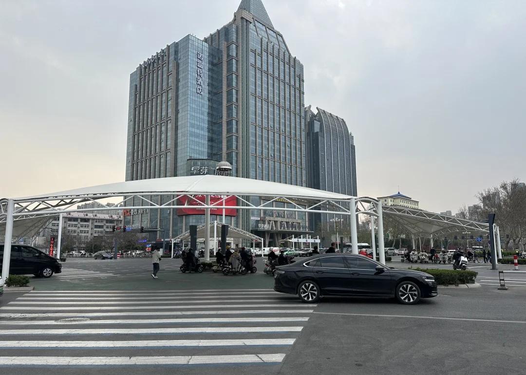 有温度的城市
邯郸的每个路口都有给行人和非机动车遮阳避雨的棚子
路口的借道左转可