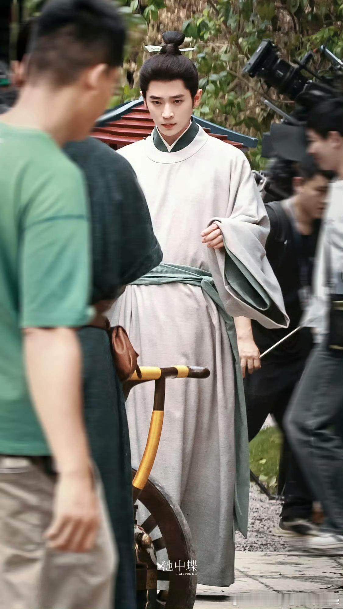 丞磊[超话]CL丞磊莫离CL丞磊墨修尧 四季弥漫花庄园，我躯壳里裁募瑰花杖裹着情