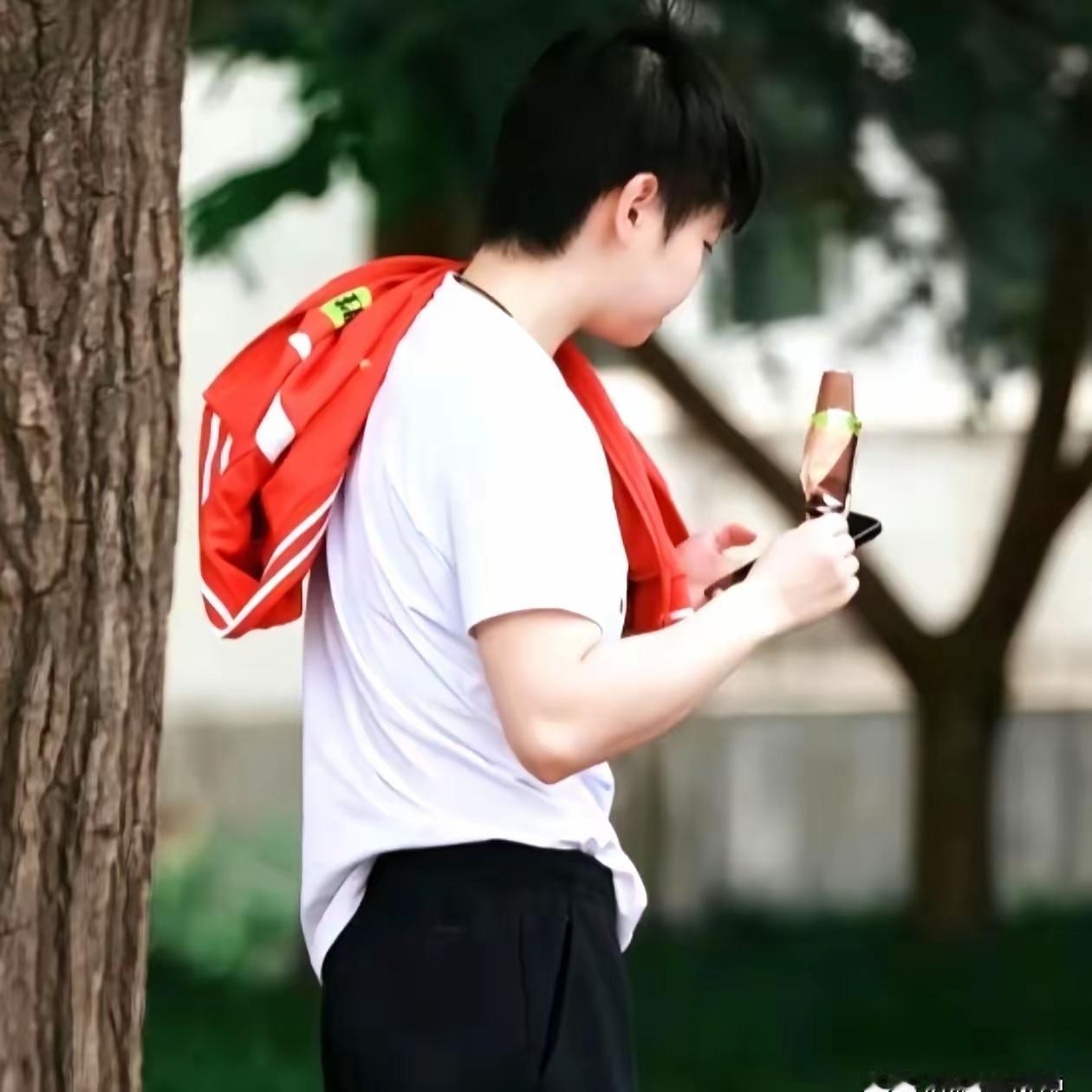 面白无忧，吃喝不愁；细嚼慢看，思绪不乱～
祝莎莎健康快乐每一天嘿～！[比心][比