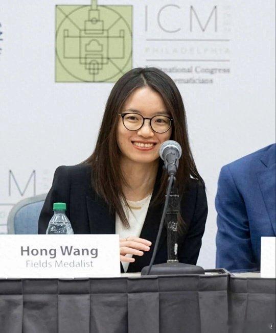 新晋菲尔兹奖得主王虹在国际数学家大会作报告时会场爆满，她的导师拉里·古斯因掐点到