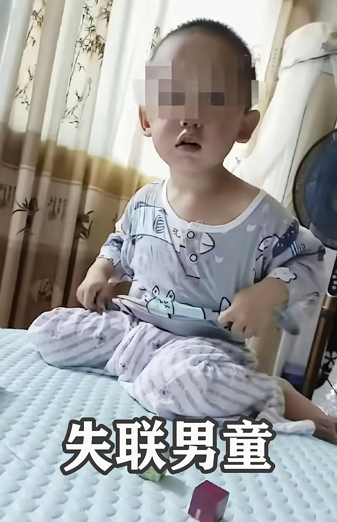这个男童的父母，已经彻底崩溃了！仅仅是带孩子去幼儿园报名的短短片刻，两岁多的小儿