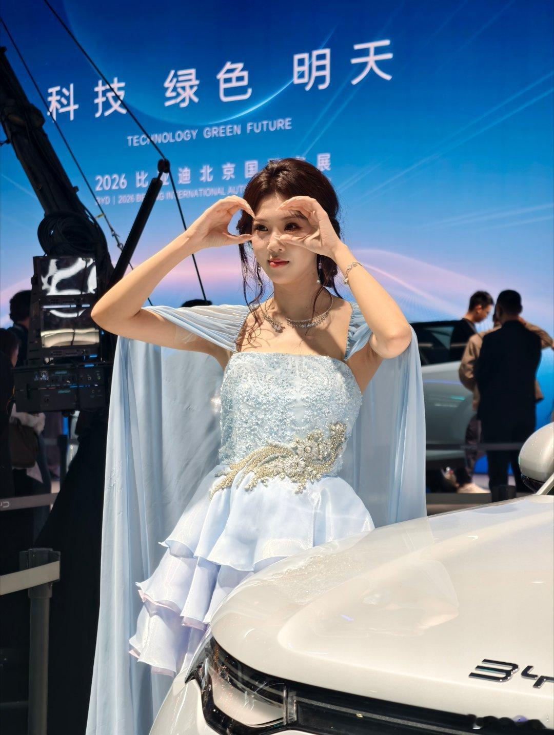 比亚迪这两年选车模的水平不得不说有质的飞跃我觉得车展还是得安排这美女车模才对，不
