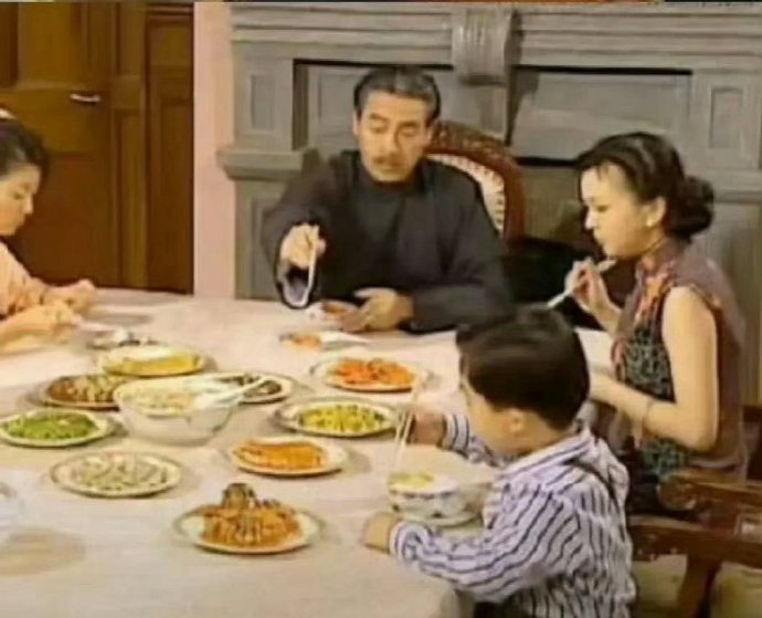 原谅我一直get不到这种长方形的饭桌，吃饭根本夹不到菜啊，为啥那些豪门却很喜欢这