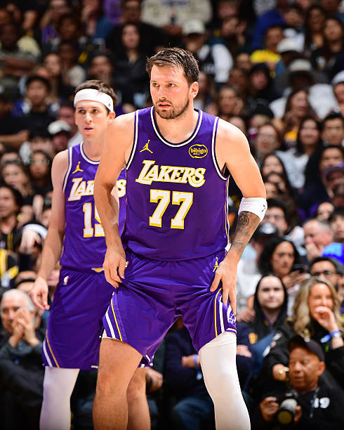 东契奇本赛季场均33.5分7.7板8.3助1.6断，里夫斯23.3分4.7板5.