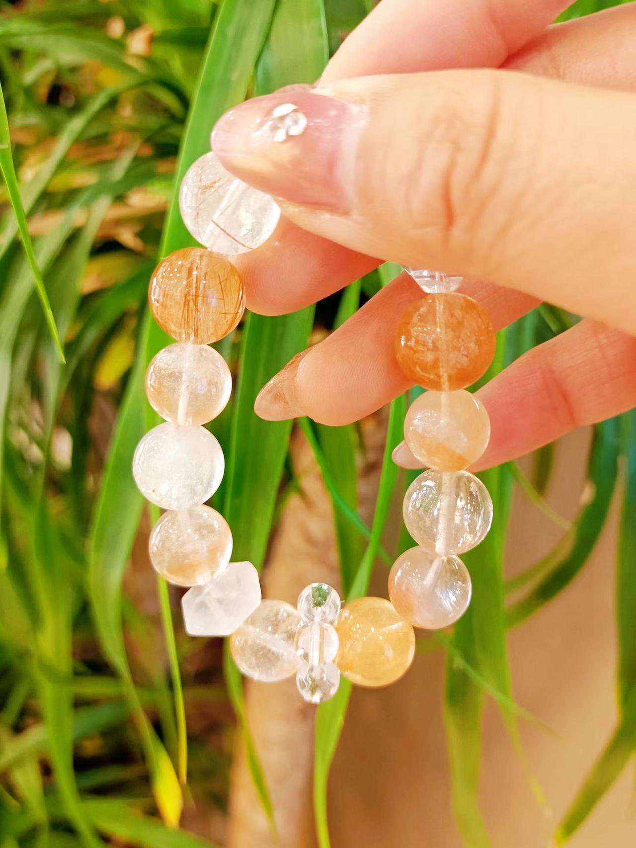 清新自然，晶莹剔透的玉珠手链，搭配绿色植物，尽显优雅与自然之美。