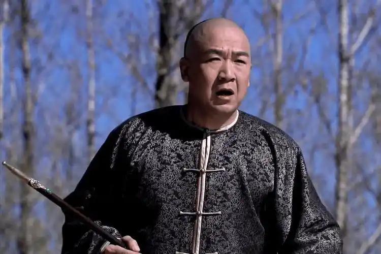 纪晓岚被称为铁齿铜牙，为何正史里他根本不敢和和珅作对？

如果你是看着《铁齿铜牙
