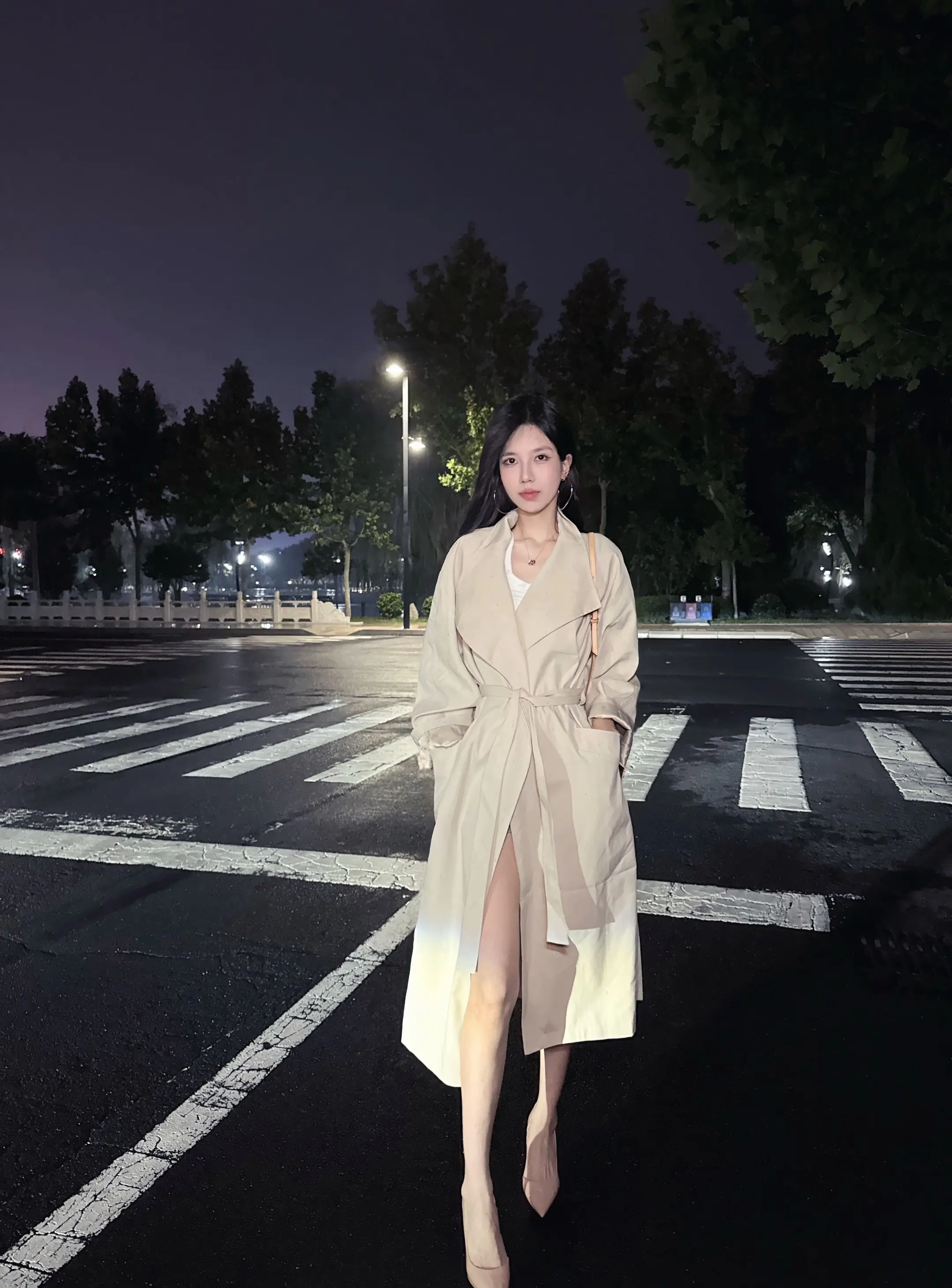 长发风衣 裸色高跟鞋 成为小时候眼中漂亮姐姐的样子
