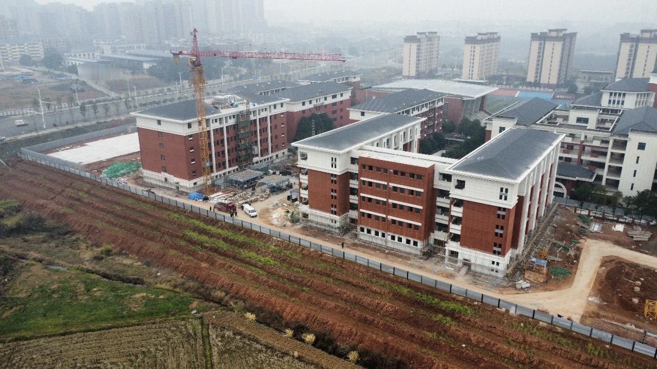 作为浏阳经开区提升教育品质的重点民生工程，长郡高中新建项目正进入最后的施工冲刺阶