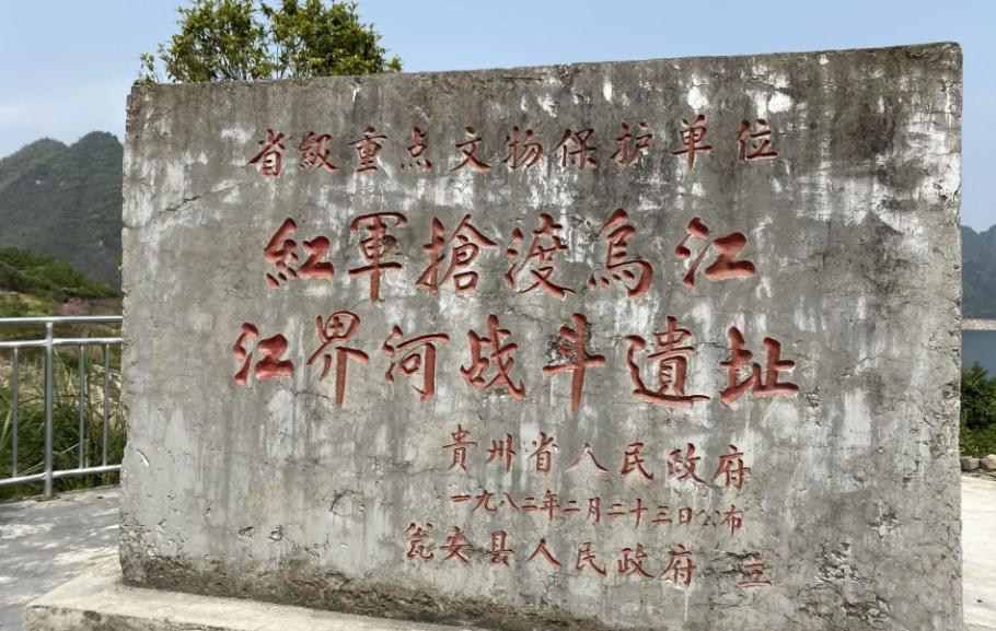 红军三万人被三十万敌军围追堵截，命悬一线。就在此时，一个年仅19岁的年轻战士提出