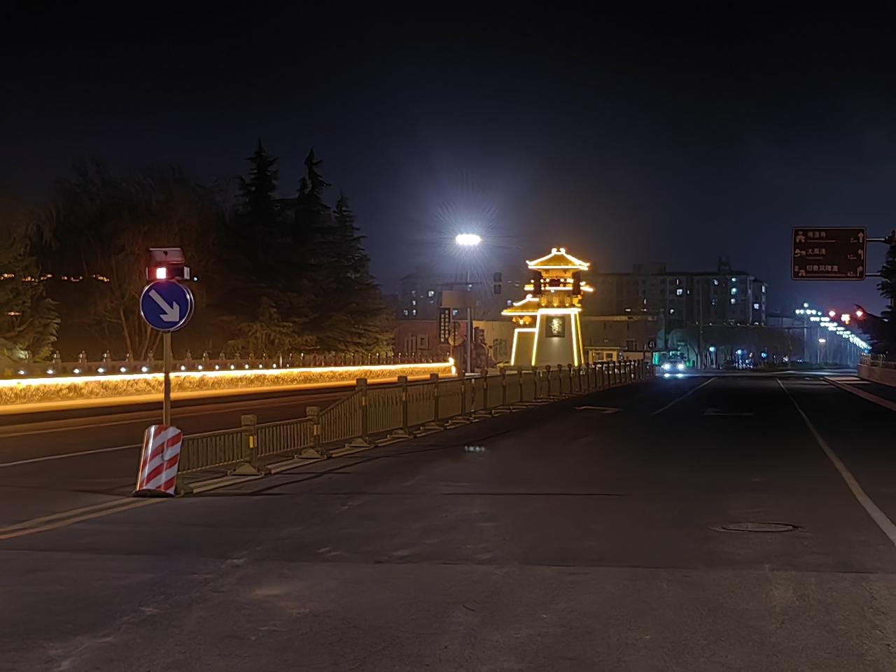 夜晚的永乐宫，牌坊夜景[送自己一朵花][送自己一朵花][送自己一朵花][玫瑰][