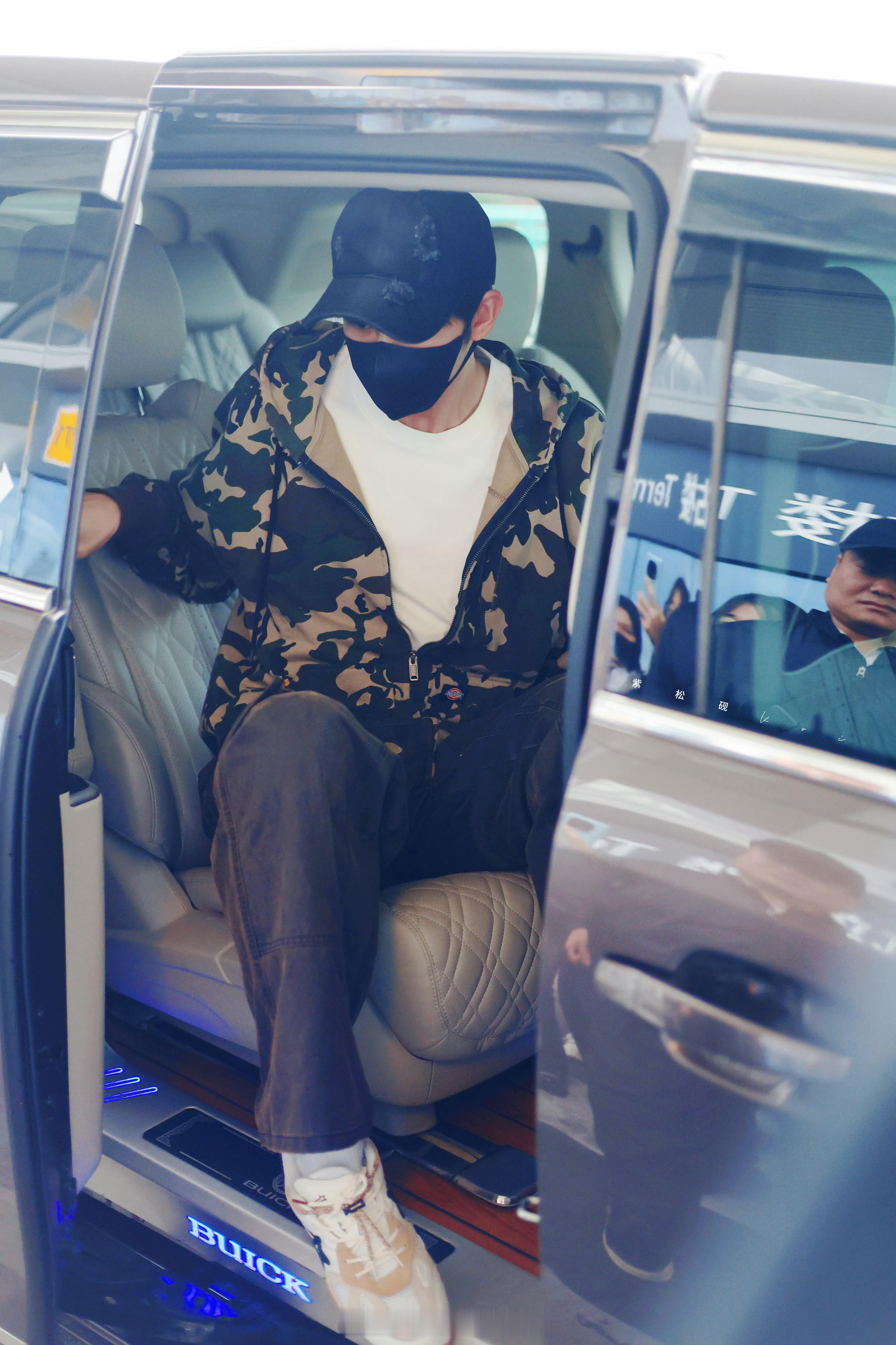 田嘉瑞机场出发，起落平安，期待大帅哥明天活动 ​​​