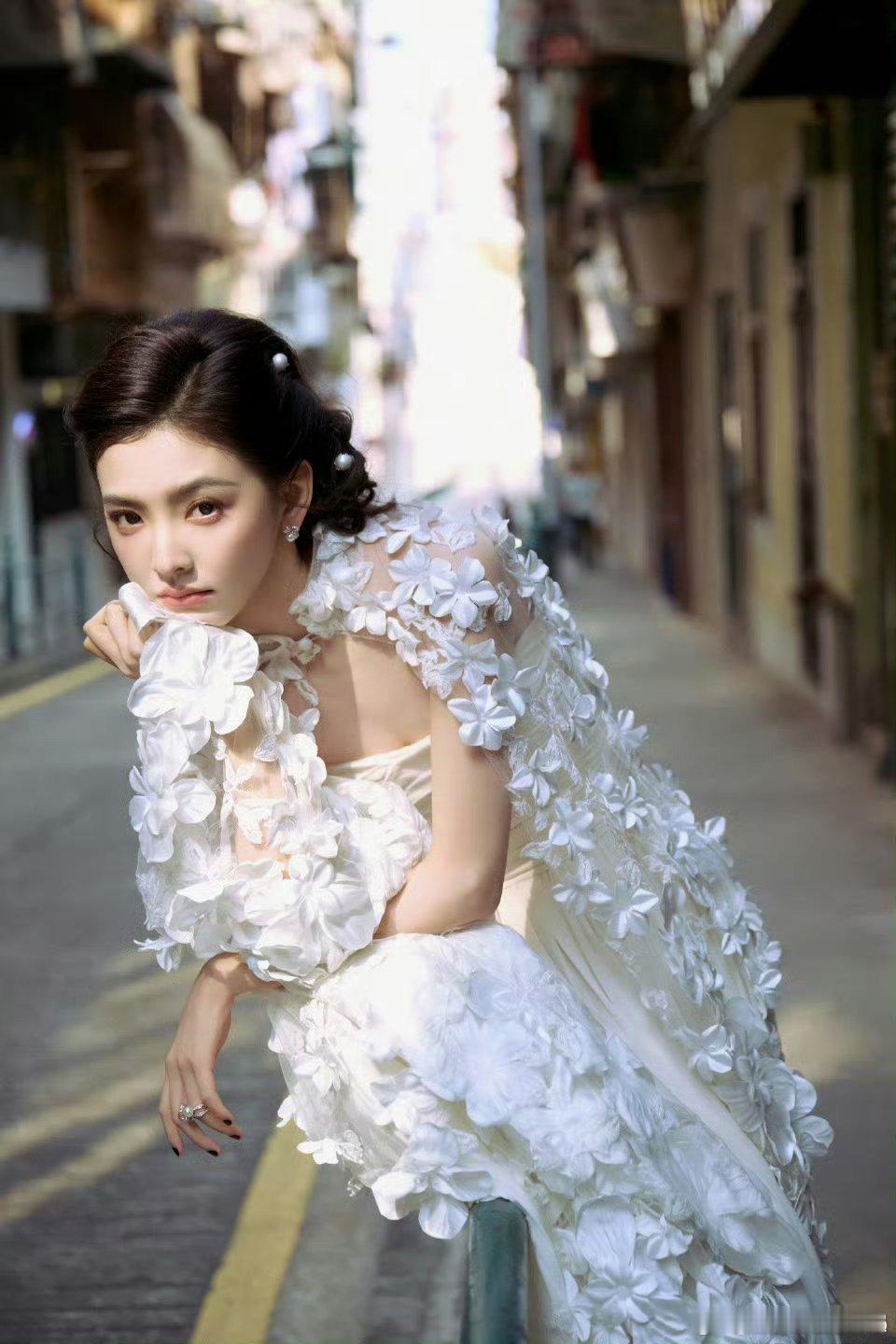 章若楠这组幻视落跑新娘 洁白的婚纱 手捧着鲜花美丽的像童话 