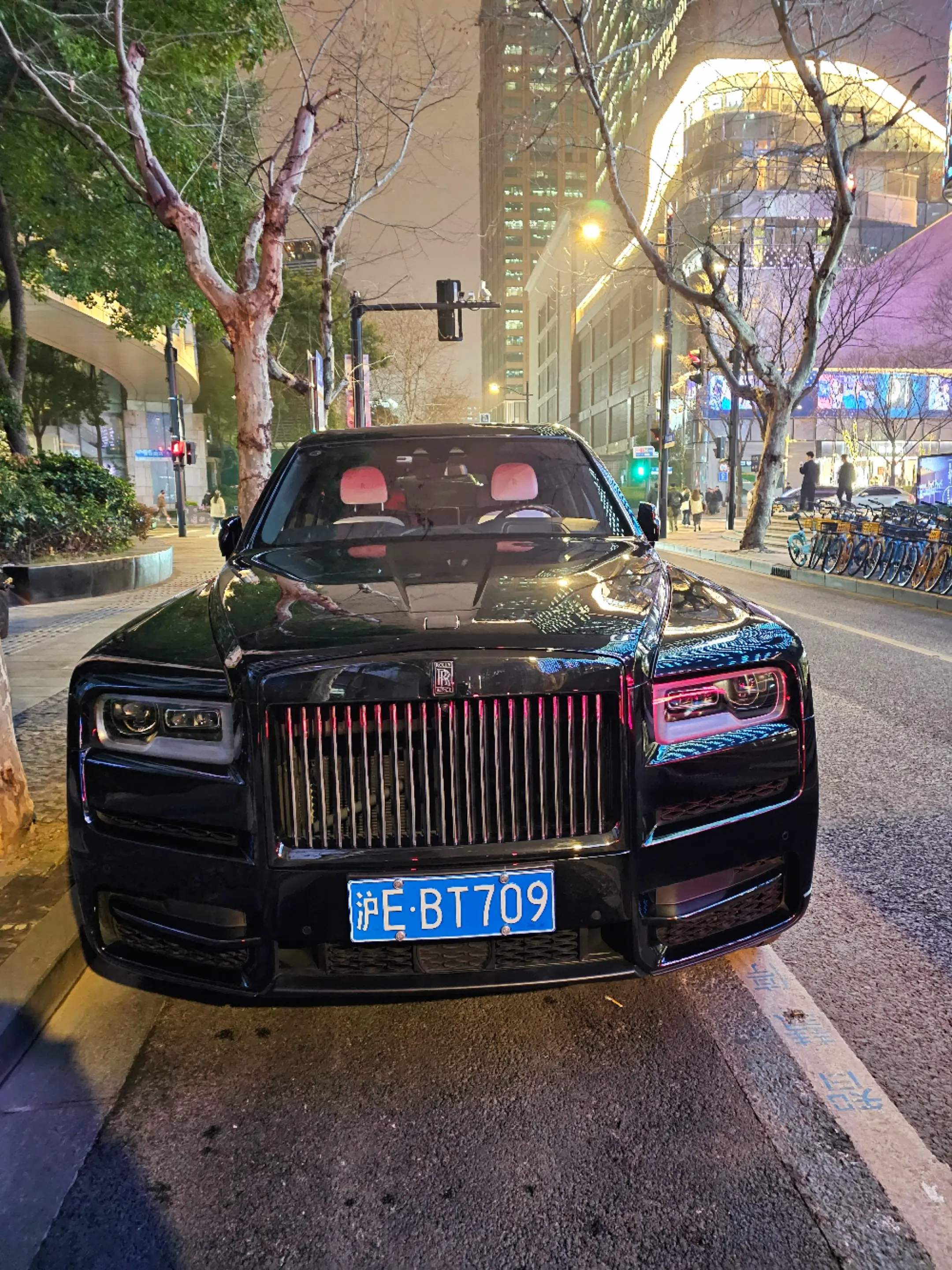 上海香港广场偶遇大佬座驾劳斯莱斯库里南Black Badge，黑色外观...