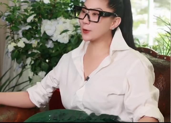 谢贤去世以后，没想到这个前女友coco，倒是火的一塌糊涂了，以前都不知道这女人的