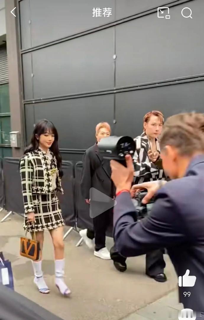 杨紫身材比例完满，五五分展示超绝魅力。 