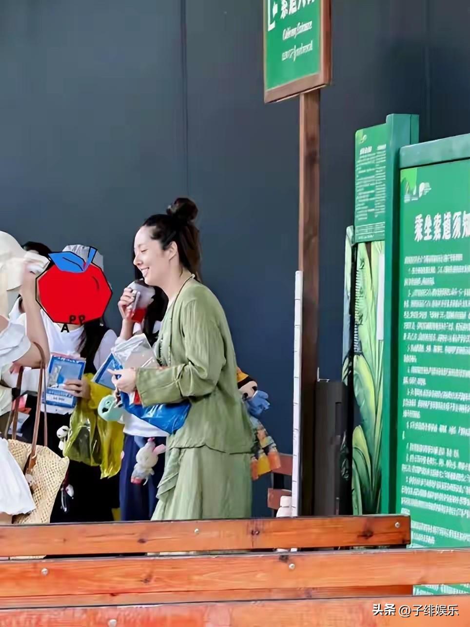 郭碧婷在生活中不拘小节，素面朝天，身着休闲服，显得格外接地气。在大家心中，郭碧婷