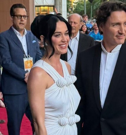 水果姐 Katy Perry 携男友现身 Tribecca 电影节更多红毯照出炉